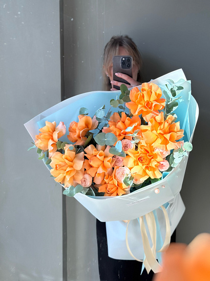 Авторский букет в оранжевой гамме с одноголовыми и кустовыми розами