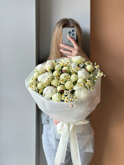 Белые пионы 25 шт с ромашками